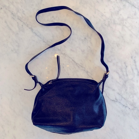Black pebbled leather bag with long strap and zipper pocket + inside pockets - Picture 4 of 13